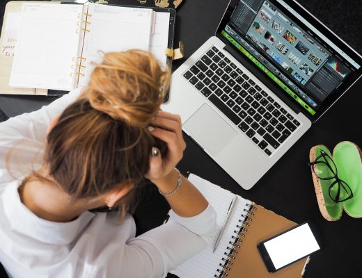 Jeune femme stressée par la rentrée