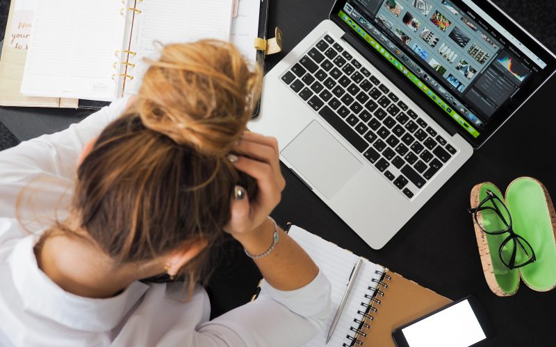 Jeune femme stressée par la rentrée